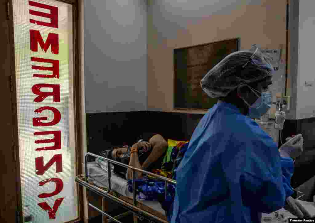 신종 코로나바이러스 확진자가 급증하는 인도 뉴델리의 한 병원 응급실에서 코로나 감염자가 치료받고 있다. 미국 국무부는 인도에 있는 미국인들에게 인도를 떠나라고 권유했다. 