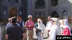 گردشگران با حجاب اجباری در ایران