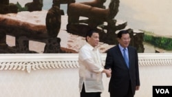 លោក​​ហ៊ុន សែន​ ​ចាប់​ដៃ​ស្វាគមន៍​ ​ប្រធានាធិបតីហ្វីលីពីន​ ​លោក​ រ៉ូឌ្រីហ្គោ ឌូតឺតេ​(Rodrigo Duterte)​ នៅ​វិមាន​សន្តិភាព​ ​ក្នុង​ដំណើរ​ទស្សនកិច្ច​រយៈ​ពេលពីរ​ថ្ងៃ​របស់​ ​លោក​ Duterte​ ​ក្នុង ប្រទេស​កម្ពុជា។​​រូប​ថត​ថ្ងៃ​ទី​១៤​ខែធ្នូ​ឆ្នាំ២០១៦។​ (នៅ វណ្ណារិន/VOA) 