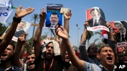 Những người ủng hộ Tổng thống bị lật đổ Morsi biểu tình phản đối gần Đại học Cairo.