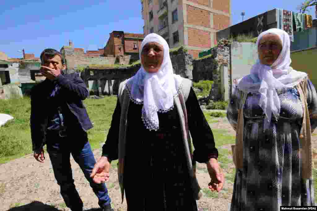 Sur'da geçen yılki sokağa çıkma yasağından sonra istimlak edilen evlerden tahliyeler&nbsp;