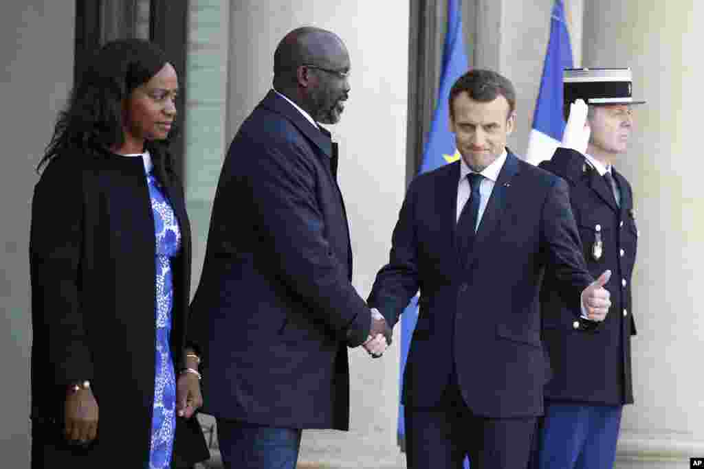 Le président français Emmanuel Macron accueille&nbsp;à l&#39;Elysée le président libérien, George Weah, ainsi que son épouse Clar Weah à Paris, le 21 février 2018.