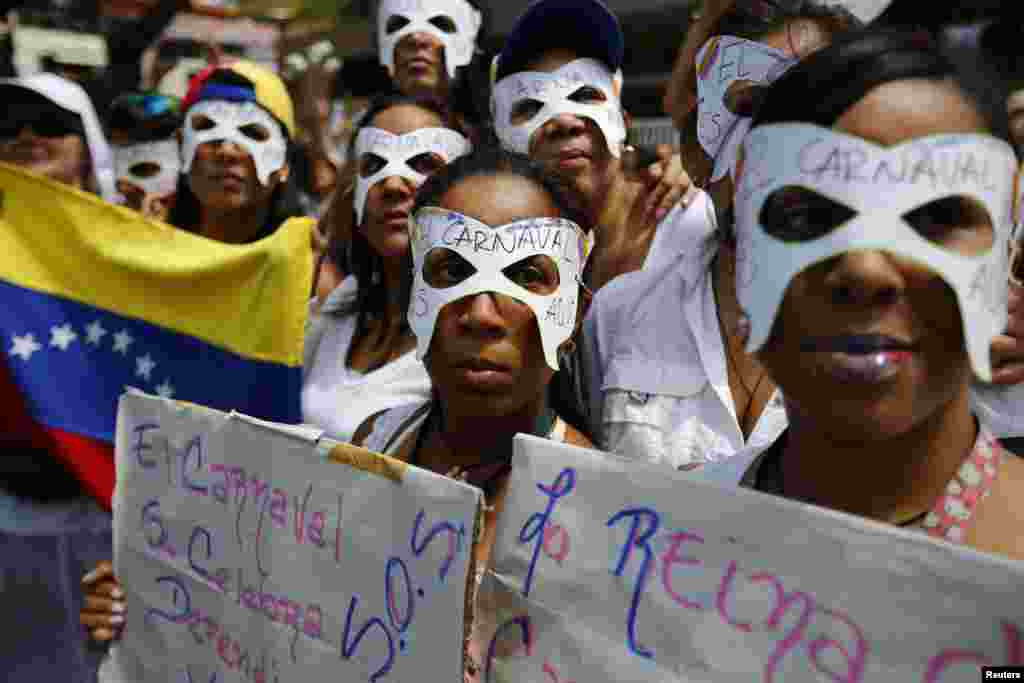 Opositoras portando máscaras de carnaval participan en nuevas protestas en Venezuela, contra el gobierno de Nicolás Maduro.&nbsp; 