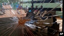 Des personnes blessées attendent d’être traitées dans un hôpital, à Bangui, le 8 décembre 2013.