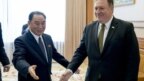 Ngoại trưởng Mỹ Mike Pompeo (phải) và người đồng nhiệm Triều Tiên Kim Yong Chol.