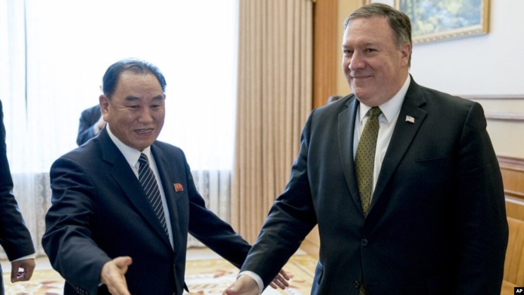 Pejabat senior Korea Utara Kim Yong Chol (kiri) dan Menlu AS Mike Pompeo di Pyongyang (foto: dok). Korea Utara membatalkan pertemuan kedua pejabat tersebut yang sudah direncanakan di New York.