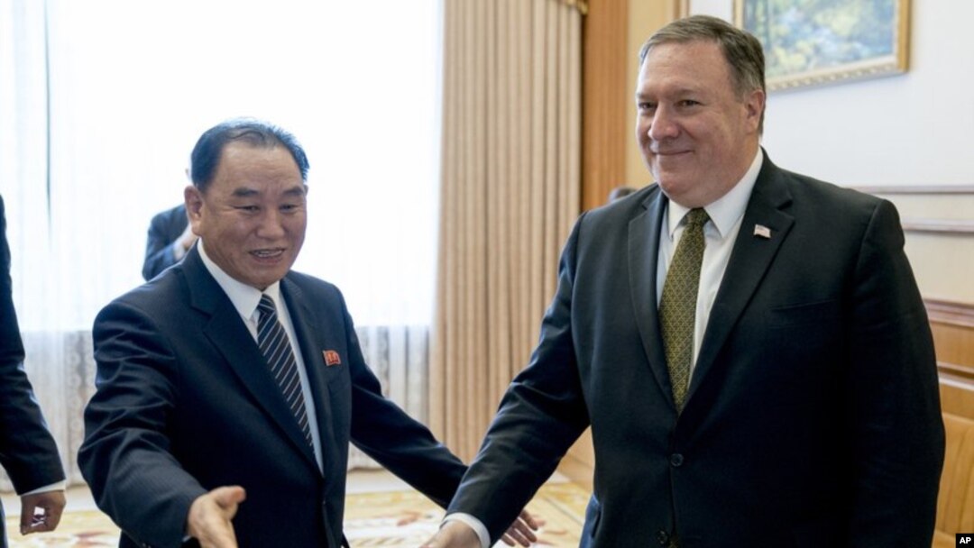 Penasihat Senior Pemimpin Korea Utara Kim Jong-un, Kim Yong Chol (kiri), menyambut Menteri Luar Negeri AS, Mike Pompeo di Park Hwa Guest House, Pyongyang, Korea Utara, 7 Juli 2018. (Foto: dok).