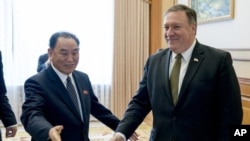 En esta imagen de archivo, tomada el 7 de julio de 2018, el secretario de Estado de Estados Unidos, Mike Pompeo (derecha), y Kim Yong Chol, un funcionario de alto rango del partido gobernante en Corea del Norte y exjefe de inteligencia, a su llegada a un almuerzo en el Park Hwa Guest House de Pyongyang, Corea del Norte.