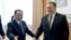 En esta imagen de archivo, tomada el 7 de julio de 2018, el secretario de Estado de Estados Unidos, Mike Pompeo (derecha), y Kim Yong Chol, un funcionario de alto rango del partido gobernante en Corea del Norte y exjefe de inteligencia, a su llegada a un almuerzo en el Park Hwa Guest House de Pyongyang, Corea del Norte.