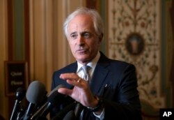 Bob Corker, Ketua Komite Hubungan Luar Negeri Senat yang juga senator negara bagian Tennessee, berbicara kepada para wartawan setelah pertemuan dengan Menteri Luar Negeri Kanada Chrystia Freeland di Capitol Hill, Washington, 13 Juni 2018.