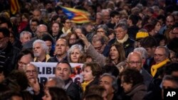 Para pendukung Kemerdekaan Catalonia melakukan aksi unjuk rasa menjelang pengadilan terhadap 12 orang tersangka pemimpin Gerakan Kemerdekaan Catalonia. 