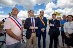 Wervicq-Sud Mayor David Heiremans (France) (L), French State Secretary Jean-Baptiste Lemoyne (2L), and Wervik Mayor Youro Casier (Belgium) (C) are pictured during the symbolic reopening of the border between Belgium and France, on June 15, 2020.