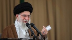Pemimpin tertinggi Iran Ayatollah Ali Khamenei hadir dalams sebuah pertemuan dengan sekelompok pekerja di Teheran, Iran, pada 24 April 2024. (Foto: Khamenei.IR/AFP)