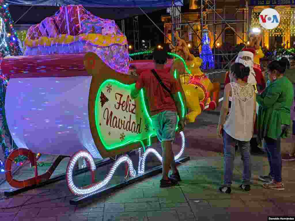 La mezcla de tradiciones propias con otras extranjeras conviven en la decoraci&#243;n navide&#241;a en las calles de Managua. Foto Donaldo Hern&#225;ndez/VOA.