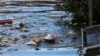 Petugas SAR berenang sambil memeriksa kawasan pemukiman di Kawasaki, Tokyo, yang terendam banjir akibat Taifun Hagibis, 13 Oktober 2019. (Foto: Reuters)