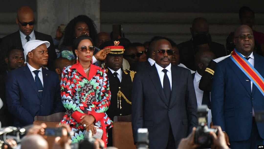 François Bey (Likolo mpe na D) a na tala ya moyindo, mopesi toli na mambi ya bokengi ya président Félix Tshisekedi, mokolo ya bolapi ndayi ya bokoti na bokonzi ya Félix Tshisekedi pene na Joseph Kabila mokonzi ya kala, Kinsha24 janvier 2019sa, 