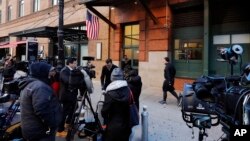 紐約市警察局拆彈組星期四用一輛特殊卡車把寄給德尼羅的可疑包裹運離翠貝卡社區。