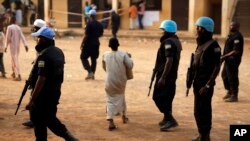 Des Casques bleus en patrouille à Bangui, République centrafricaine, le 14 février 2016.