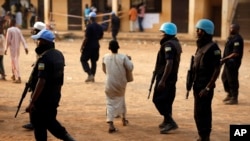 Des Casques bleus patrouillent à Bangui après des affrontements à Bangassou, le 14 février 2016. 