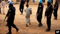 Des Casques bleus patrouillent à Bangui, en Centrafrique, le 14 février 2016. 