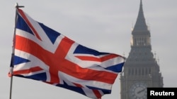 Bendera Inggis, berkibar dengan latar belakang Menara Jam Big Ben di London, Inggris, 23 Januari 2017. (REUTERS/Toby Melville).