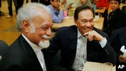 Pengacara terkemuka Malaysia Karpal Singh (Kiri) bersama pemimpin oposisi Anwar Ibrahim, di sela-sela sidang di pengadilan Kuala Lumpur. (Foto: Dok)