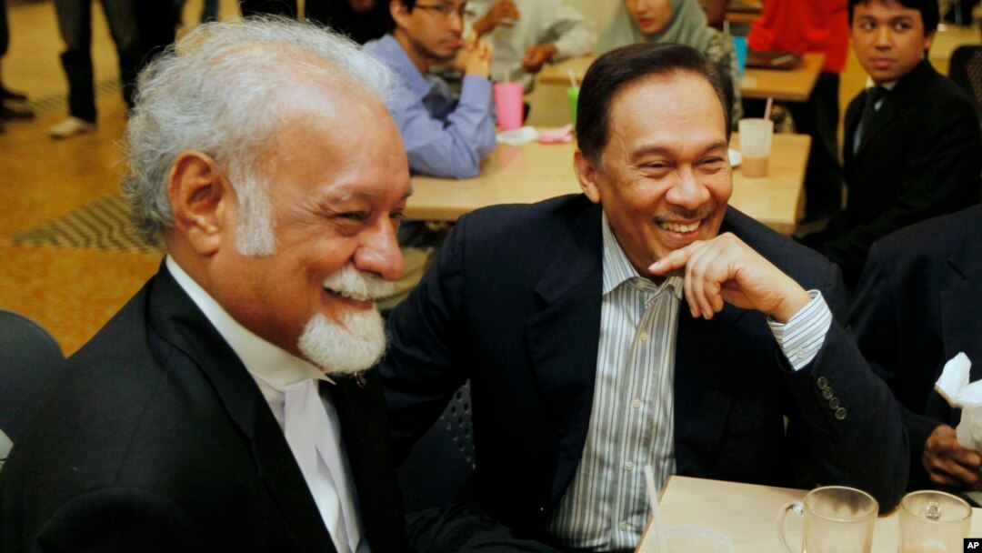 Pengacara terkemuka Malaysia Karpal Singh (Kiri) bersama pemimpin oposisi Anwar Ibrahim, di sela-sela sidang di pengadilan Kuala Lumpur. (Foto: Dok)