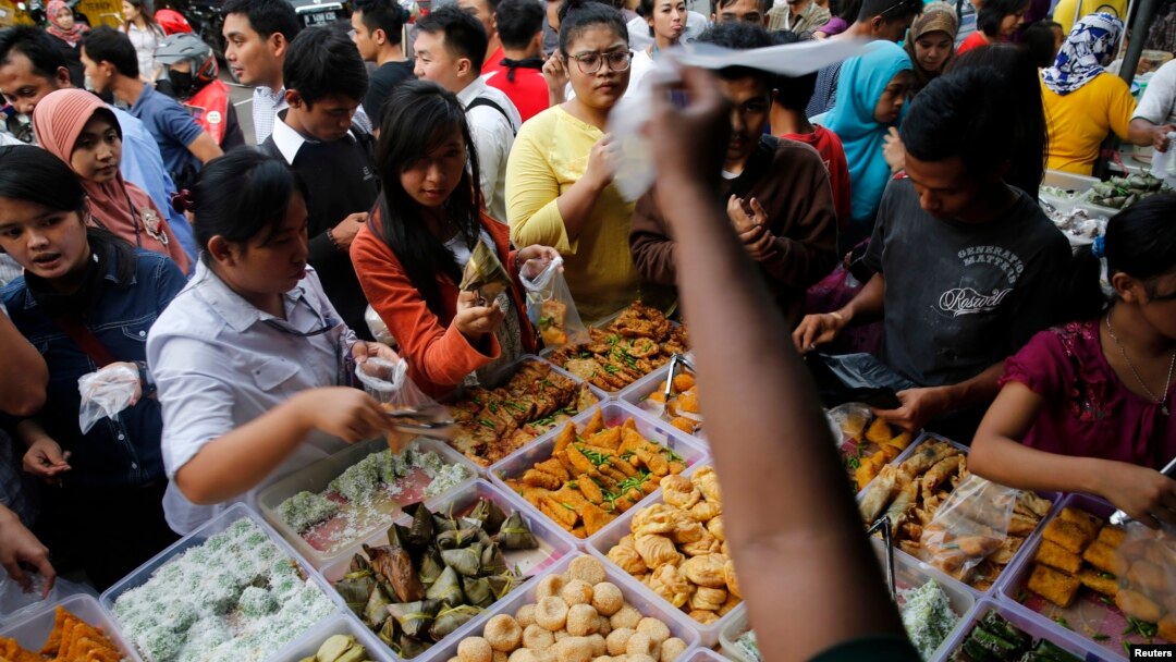 Para pembeli membeli makanan untuk buka puasa di daerah Benhill Jakarta (30/6). Bahan kebutuhan pokok cenderung meningkat pada periode Ramadhan - Idul Fitri. 