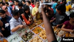 Para pembeli membeli makanan untuk buka puasa di daerah Benhill Jakarta (30/6). Bahan kebutuhan pokok cenderung meningkat pada periode Ramadhan - Idul Fitri. 