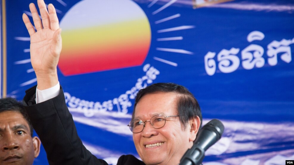 លោកកឹម សុខាប្រធានស្តីទីនៃគណបក្សសង្គ្រោះជាតិ បានចេញមុខជាសាធារណៈលើកដំបូងបង្អស់ នាព្រឹកថ្ងៃសុក្រ ទី០៩ ខែកញ្ញា ឆ្នាំ២០១៦ក្រោយពី ស្នាក់នៅក្នុងទីស្នាក់ការគណបក្សសង្គ្រោះជាតិជាច្រើនខែ ដើម្បីគេចពីការចាប់ខ្លួន។(ឡេង ឡែន/VOA)
