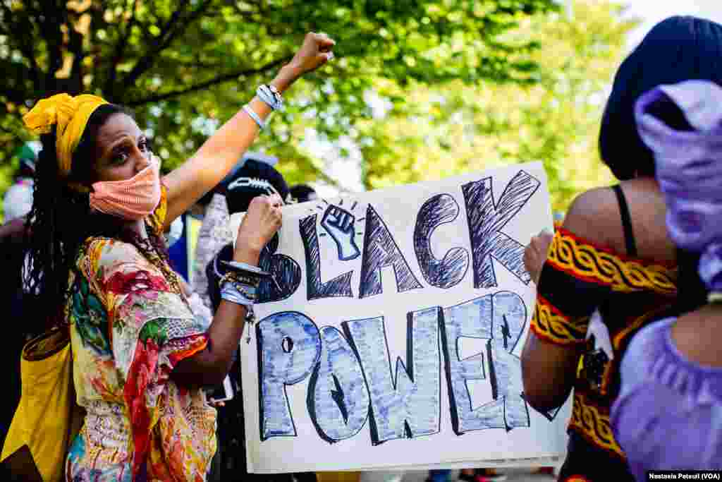 Une manifestante tient une pancarte &quot;Black Power&quot; lors du rassemblement &quot;African4BLM&quot; &#224; Washington DC, le 14 juin 2020. (VOA/Nastasia Peteuil)