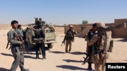 Əfqanıstanın xüsusi təyinatlı qüvvələri və polis zabitləri Helmənd vilayətində Taliban üsyançılarına qarşı əməliyyata hazırlaşır