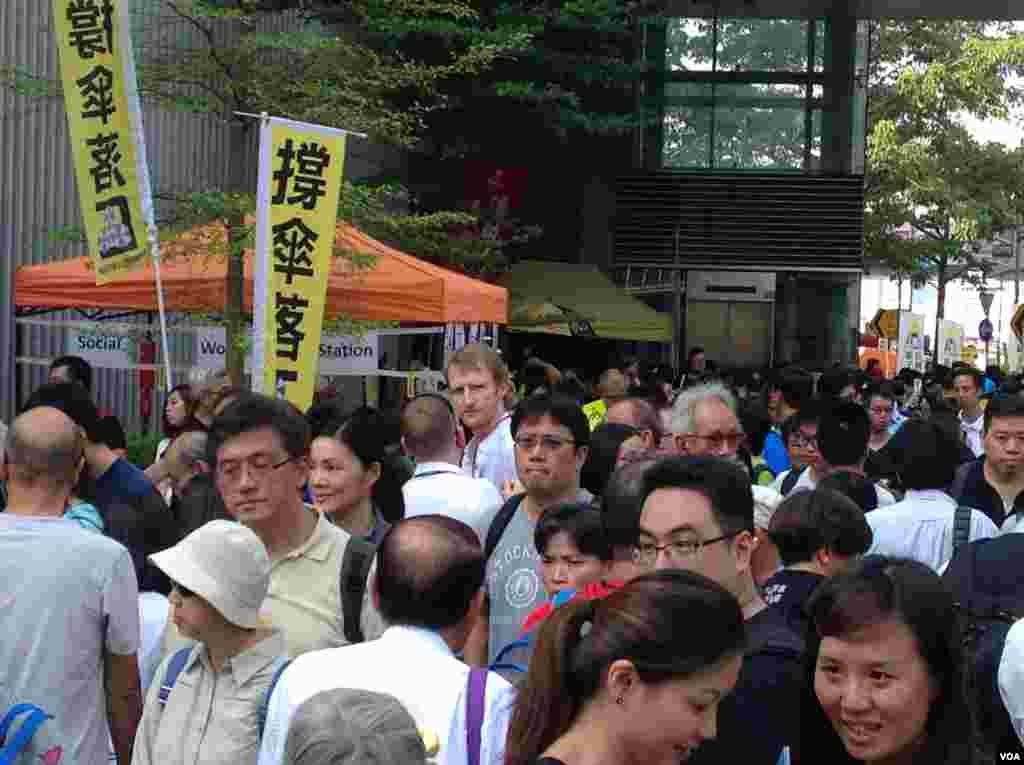 港人重返政总纪念雨伞运动一周年（美国之音海彦拍摄）