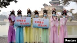 在河北邯郸的一个公园里，微电影俱乐部的成员穿着仙女服装，宣传抵制雾霾（资料照片）