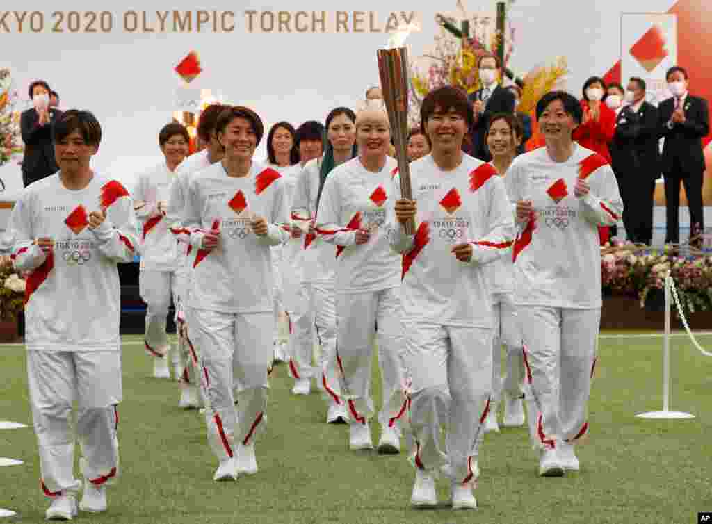 حمل مشعل المپیک توسط اعضای تیم ملی فوتبال زنان ژاپن، در استان فوکوشیما، ژاپن
