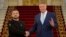 Президент України Володимир Зеленський та президент Румунії Клаус Йоганніс, Бухарест, 10 жовтня 2023. AP Photo/Andreea Alexandru