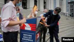 Senator Negara Bagian New York Brad Hoylman bersama dengan anggota parlemen lokal menempatkan sampel suara di New York. (Foto: Reuters)