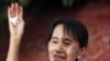 Bà Aung San Suu Kyi xuất hiện bên ngoài tư thất sau khi được trả tự do