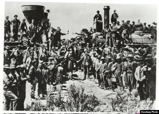 Esta foto de la celebración del fin de la construcción del Ferrocarril Transcontinental en 1869 inspiró a Jean Chen a trabajar para la creación de una estampilla por el Año Nuevo chino. (Archivos Nacionales, Registros de la Oficina de la Secretaría de Agricultura de EE.UU.).
