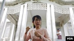 Aung San Suu Kyi berbicara kepada media di rumahnya di Yangon (11/7).