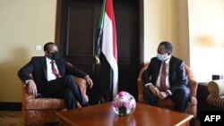 Le Premier ministre éthiopien Abiy Ahmed rencontre son homologue soudanais Abdalla Hamdok en marge du 38e Sommet extraordinaire de l'IGAD à Djibouti, le 20 décembre 2020.