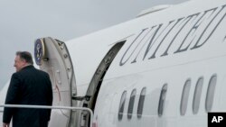 مایک پمپئو وزیر خارجه ایالات متحده در حال سوار شدن به هواپیما برای سفر به کره شمالی - ۶ ژوئیه ۲۰۱۸ 