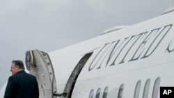 蓬佩奥2018年7月6日在驻日美军基地转乘飞机前往平壤（美联社）