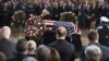 Cindy McCain devant le cercueil de son mari lors d'une cérémonie au Capitole à Washington, DC, le 31 août 2018.