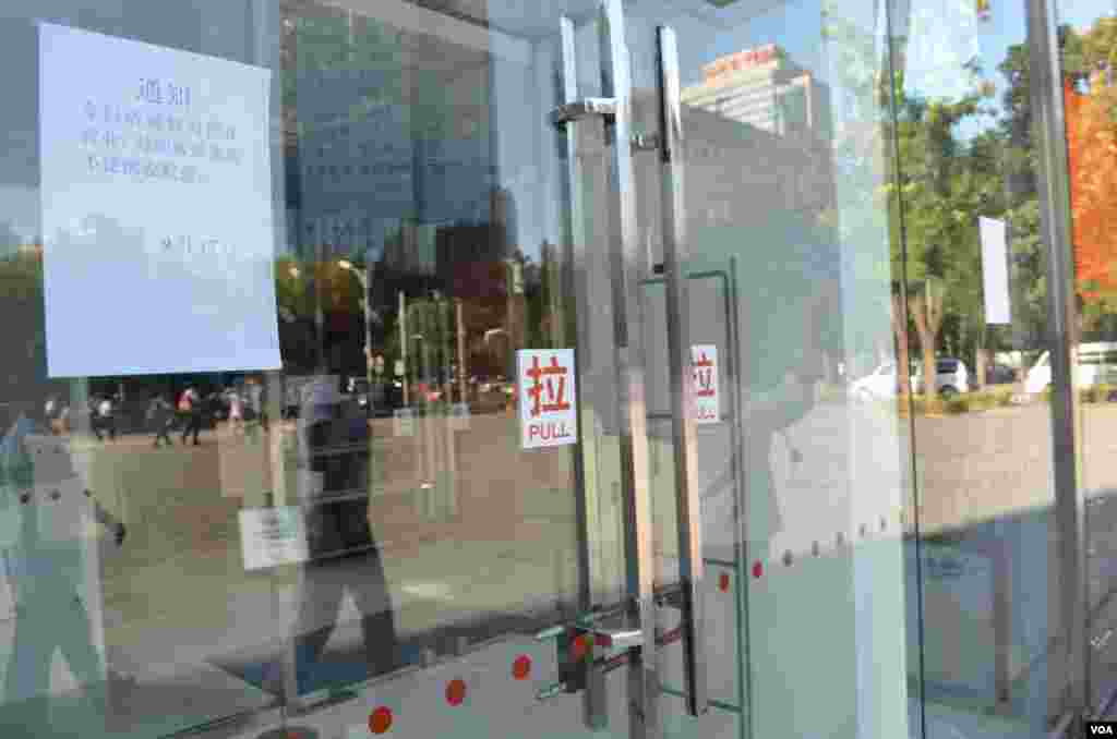 A sign at Japanese clothing store Uniqlo's entrance said it would "temporarily close" starting Monday, Beijing, China, September 18, 2012. (VOA)