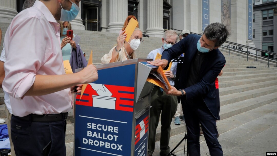 Senator New York, Brad Hoylman memasukkan sampel surat suara pemilu AS di sebuah kotak pos di New York (foto: dok).