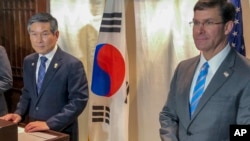 Menteri Pertahanan Mark Esper (kanan) dan Menteri Pertahanan Korea Selatan Jeong Kyeong-doo (kiri) dalam konferensi pers di Bangkok, Thailand, 17 November 2019. (Foto: AP)