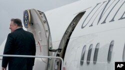 Le Secrétaire d'État, Mike Pompeo, monte à bord de son avion à la base aérienne de Yokota, à Fussa, au Japon, le 6 juillet 2018.