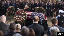 Cindy McCain devant le cercueil de son mari lors d'une cérémonie au Capitole à Washington, DC, le 31 août 2018.