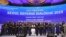 5일 서울 중구 롯데호텔에서 열린 "2019 서울안보대화" 개회식에서 참석자들이 손을 잡고 기념촬영을 하고 있다. 출처: 대한민국 국방부 페이스북 캡처. 